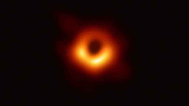 Primera imagen obtenida de un agujero negro, uno de los grandes misterios del Universo / CSIC (EFE)