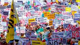 Justicia por la Sanidad, presidida por Spiriman (centro), en una marcha en Sevilla / EFE