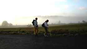 Imagen de dos peregrinos realizando el Camino de Santiago