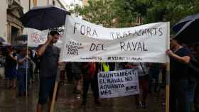 Vecinos en una manifestación contra los narcopisos en el barrio del Raval, cuyo deterioro recuerda a la situación de la Barcelona de los ochenta / CG