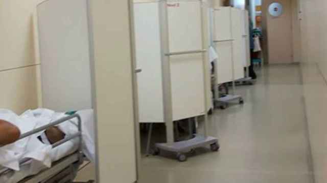 Pacientes en los pasillos del Hospital Parc Taulí esta semana / CG