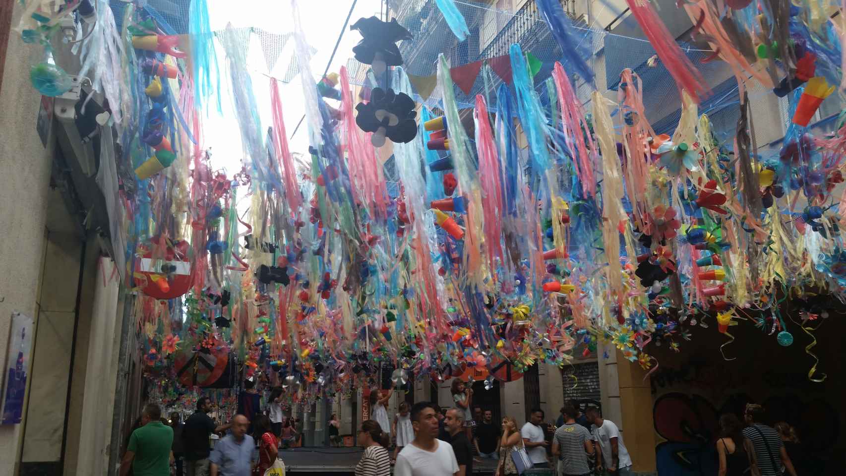 Una calle decorada en las Fiestas de Gràcia / CG