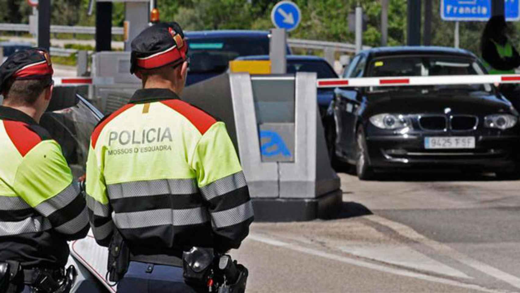 Dos agentes de los Mossos d'Esquadra en un peaje de la AP-7 / EFE