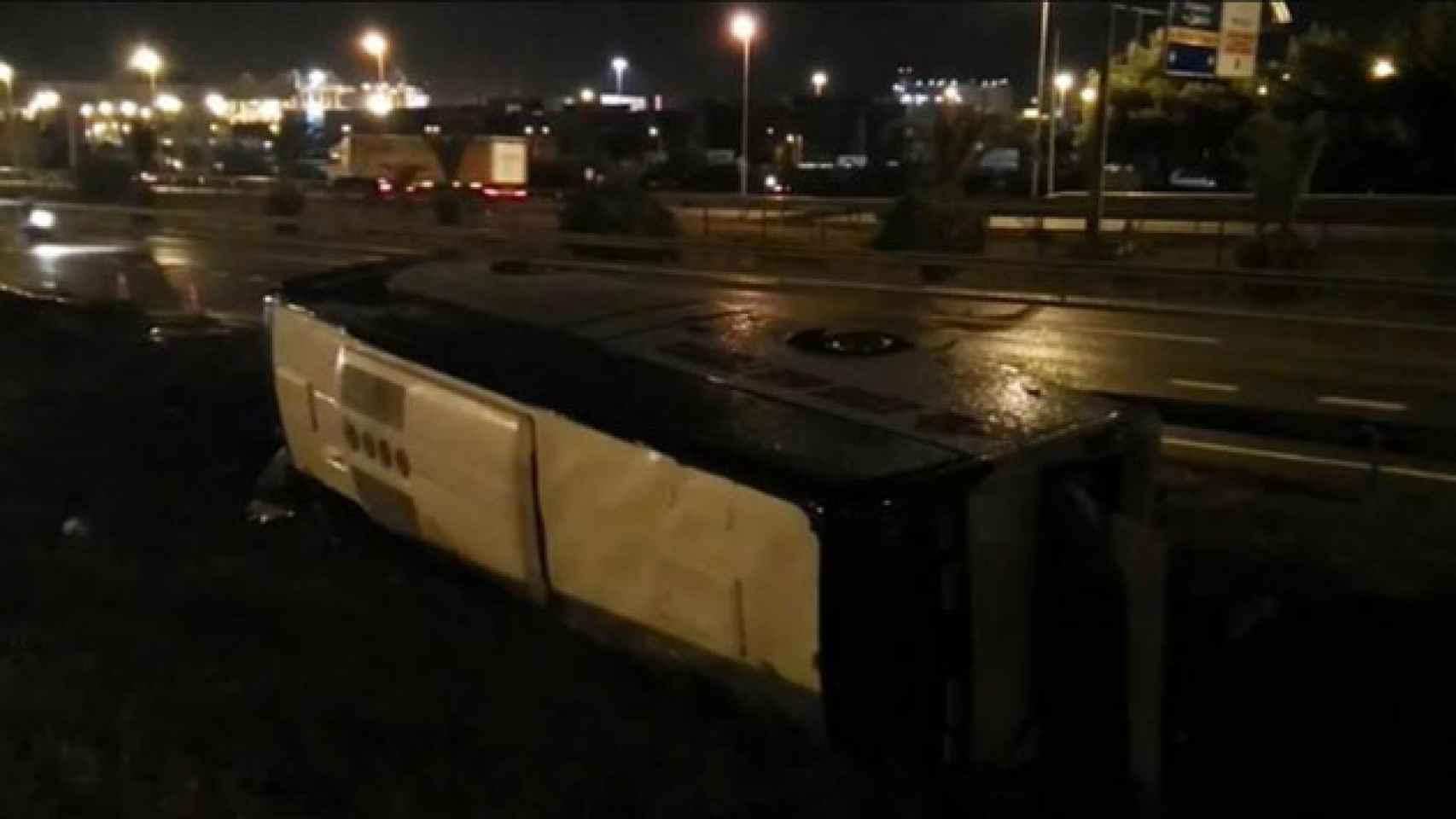 Imagen del autobús con turistas que volcado en la Ronda Litoral / CG