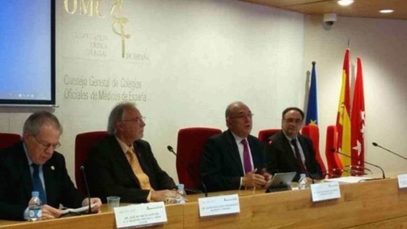 El presidente de la Organización Médica Colegial (OMC), Juan José Rodríguez Sendín, junto a el representante nacional de medicina privada por cuenta propia de la OMC, Manuel Carmona, y el presidente de Aspromel, André Bolliguer.