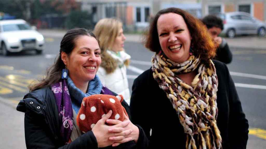 Una pareja de lesbianas, votando el domingo en Eslovenia.