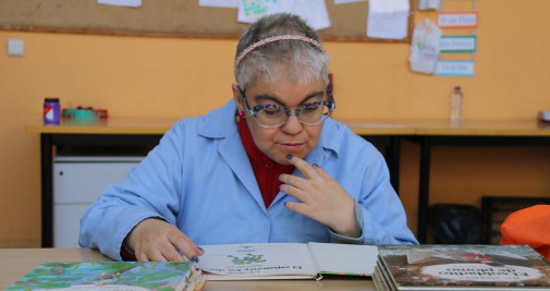 Una mujer leyendo un libro en lectura fácil / DINCAT