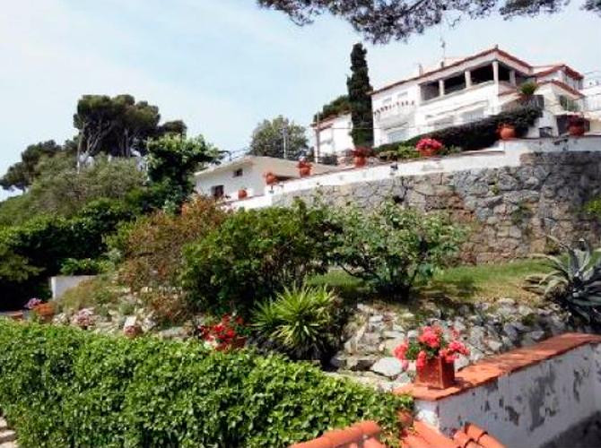 Fachada de la villa que se subasta en la Costa Brava / EACTIVOS