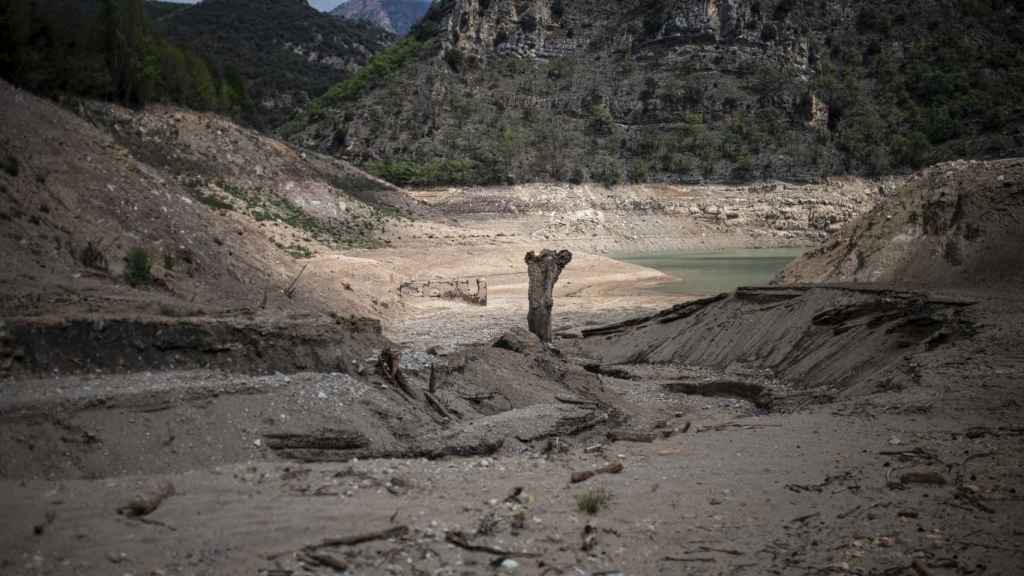 Zona seca en el pantano de la Baells, en Barcelona, a finales de abril