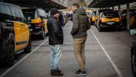 Taxistas de Barcelona en asamblea en laTerminal 2 del Aeropuerto de El Prat de Barcelona / DAVID ZORRAKINO - EUROPA PRESS