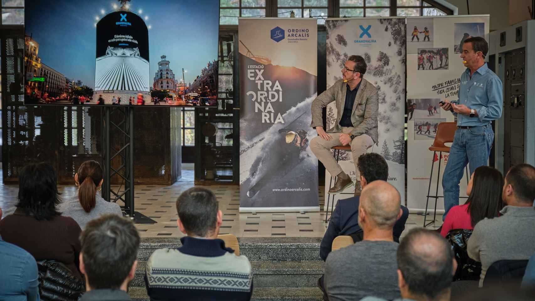 Juan Ramón Moreno, de pie, en la presentación de la temporada de invierno de las estaciones de esquí andorranas / GRANDVALIRA RESORTS