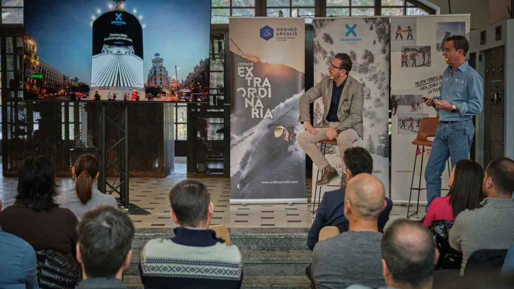 Juan Ramón Moreno, de pie, en la presentación de la temporada de invierno de las estaciones de esquí andorranas / GRANDVALIRA RESORTS