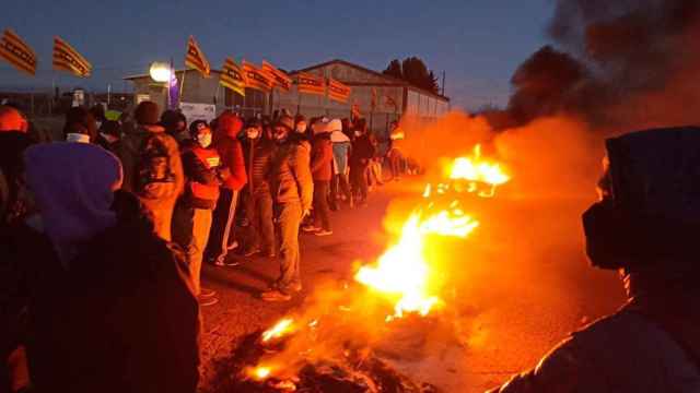 Trabajadores del matadero de pollos Seresse de Lleida queman neumáticos delante de las instalaciones durante la huelga / CCOO