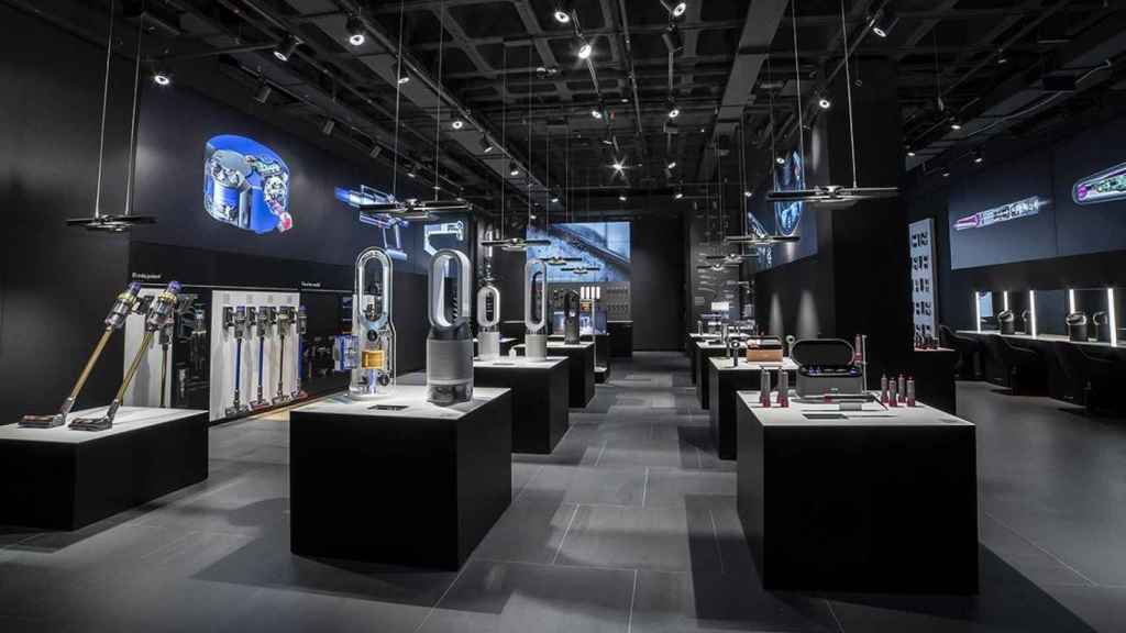 Interior de la Dyson Demo Store de La Maquinista / DYSON