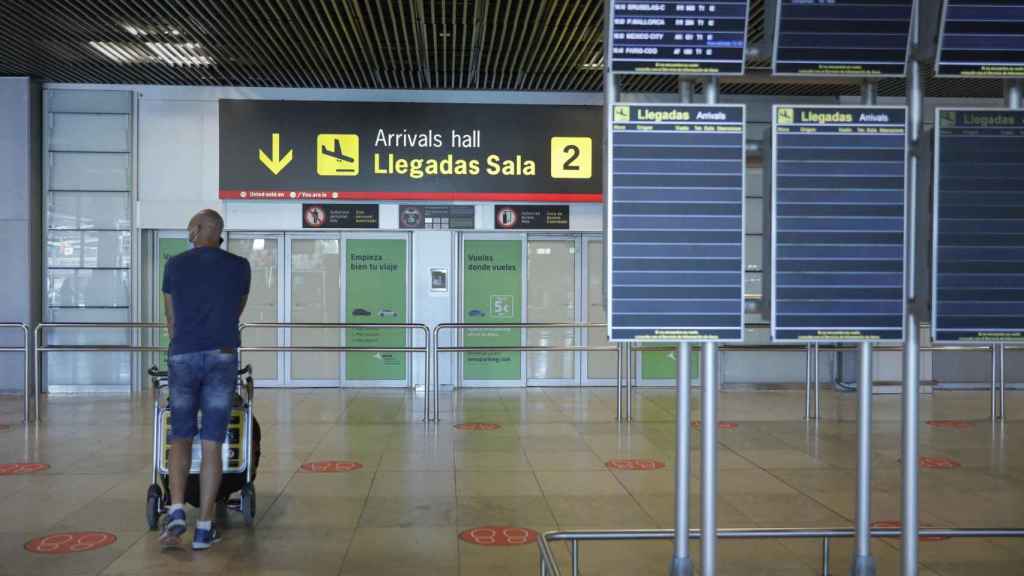 Un pasajero empuja un carro de equipaje en el Aeropuerto de Barajas durante el pasado verano / EUROPA PRESS