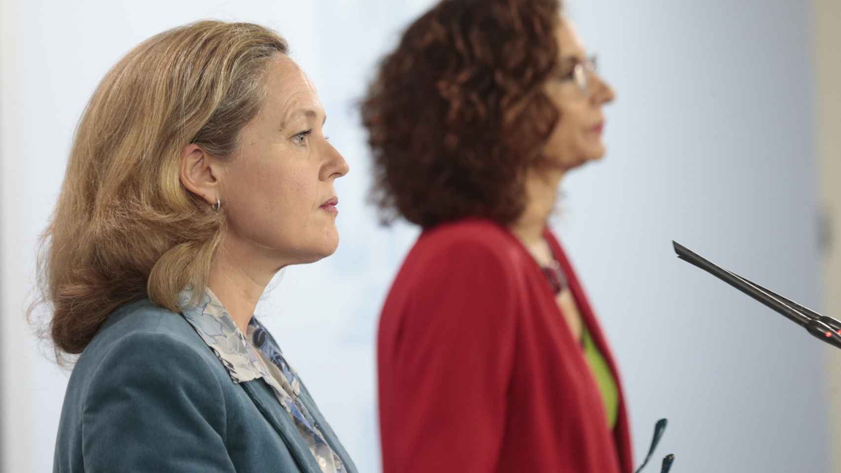 La ministra de Economía, Nadia Calviño, junto a la ministra de Hacienda, María Jesús Montero, encargadas de los créditos ICO