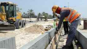 Un operario trabaja en la construcción de un edificio, el sector que cae por primera vez desde 2014 según el Colegio de Registradores / EFE