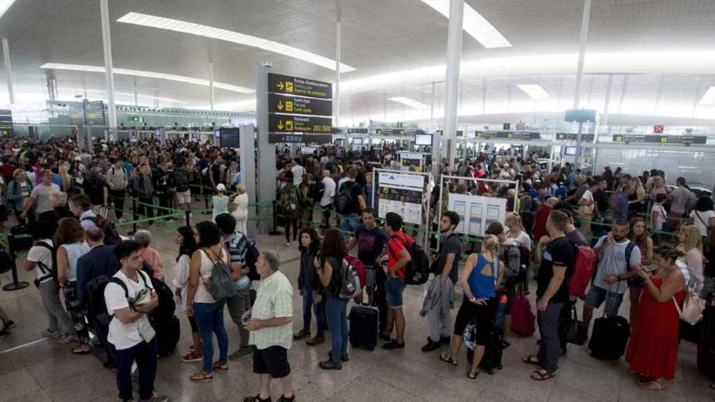 Imagen de las colas que se generaron en El Prat por el conflicto laboral de Iberia / EFE