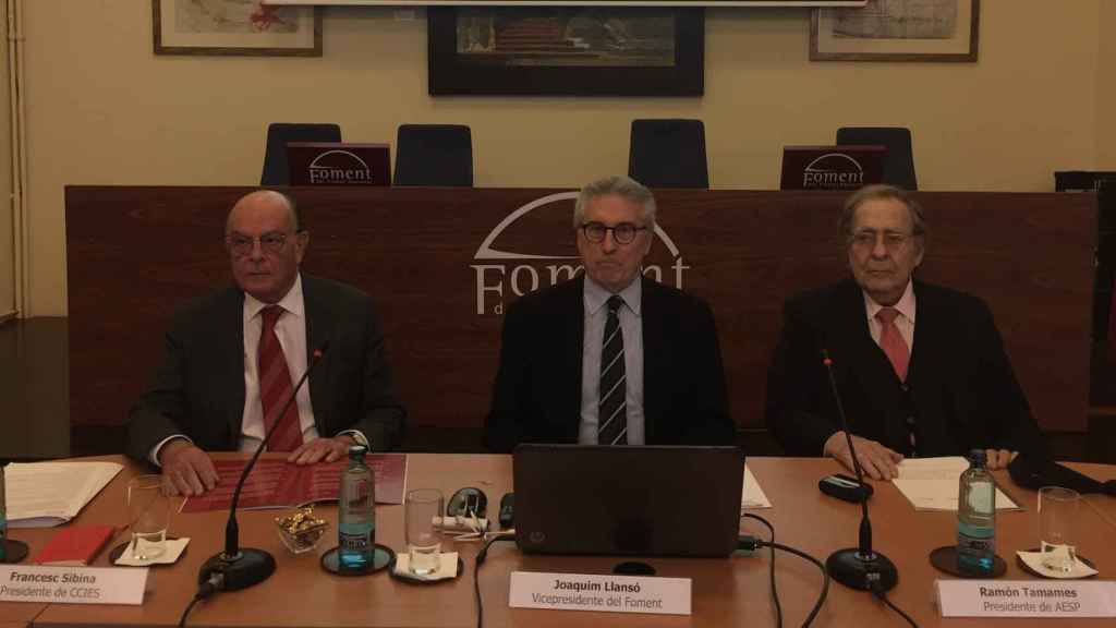 Francesc Sibina, presidente de CCIES (i);  Joaquim Llansó, vicepresidente de Foment (c) y Ramón Tamames, presidente de AESP (d) piden mas colaboración público-privada/ CG