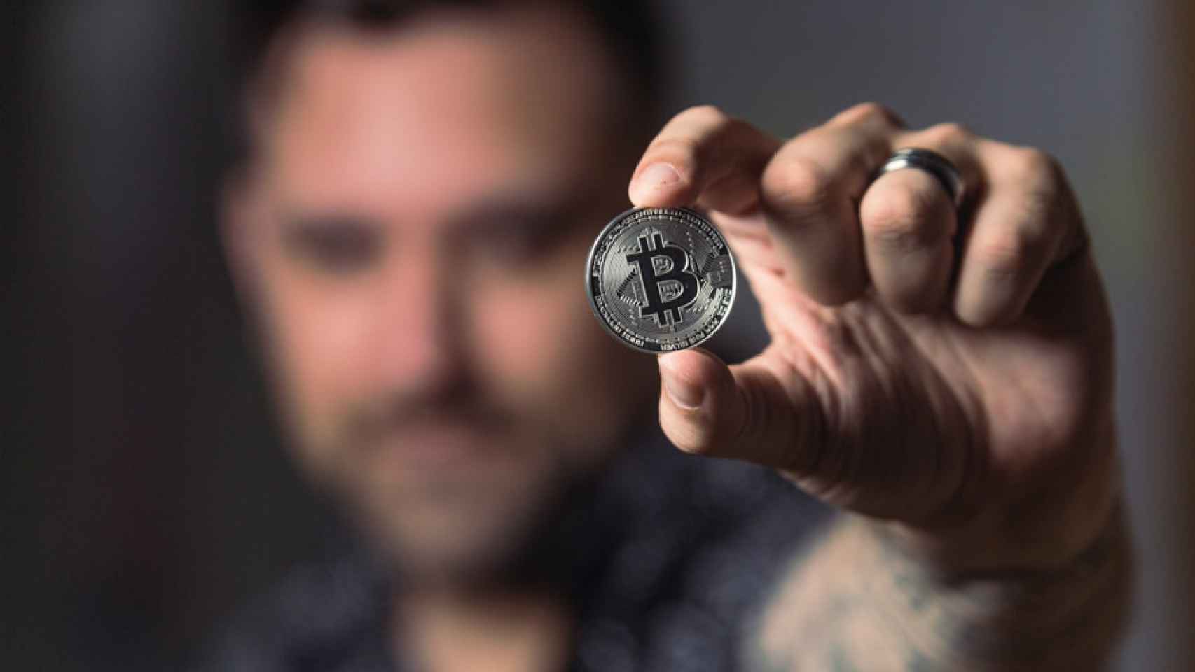 Imagen de un Bitcoin, criptomoneda e inversión