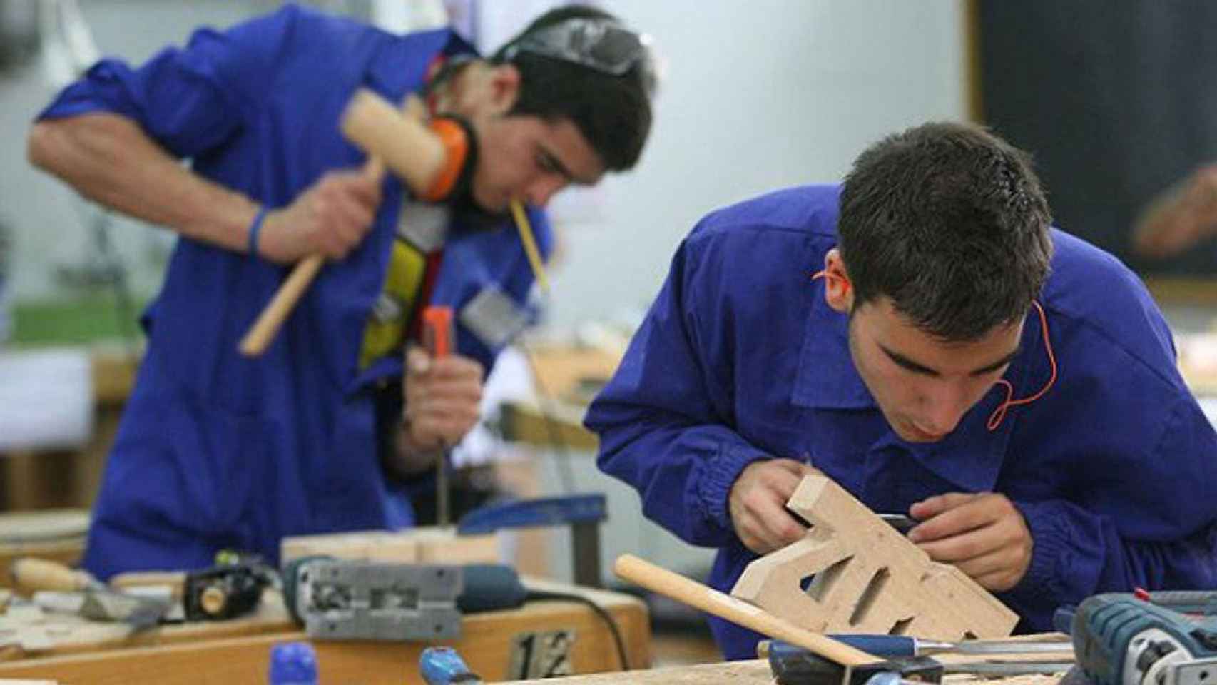 Jóvenes trabajando en un taller