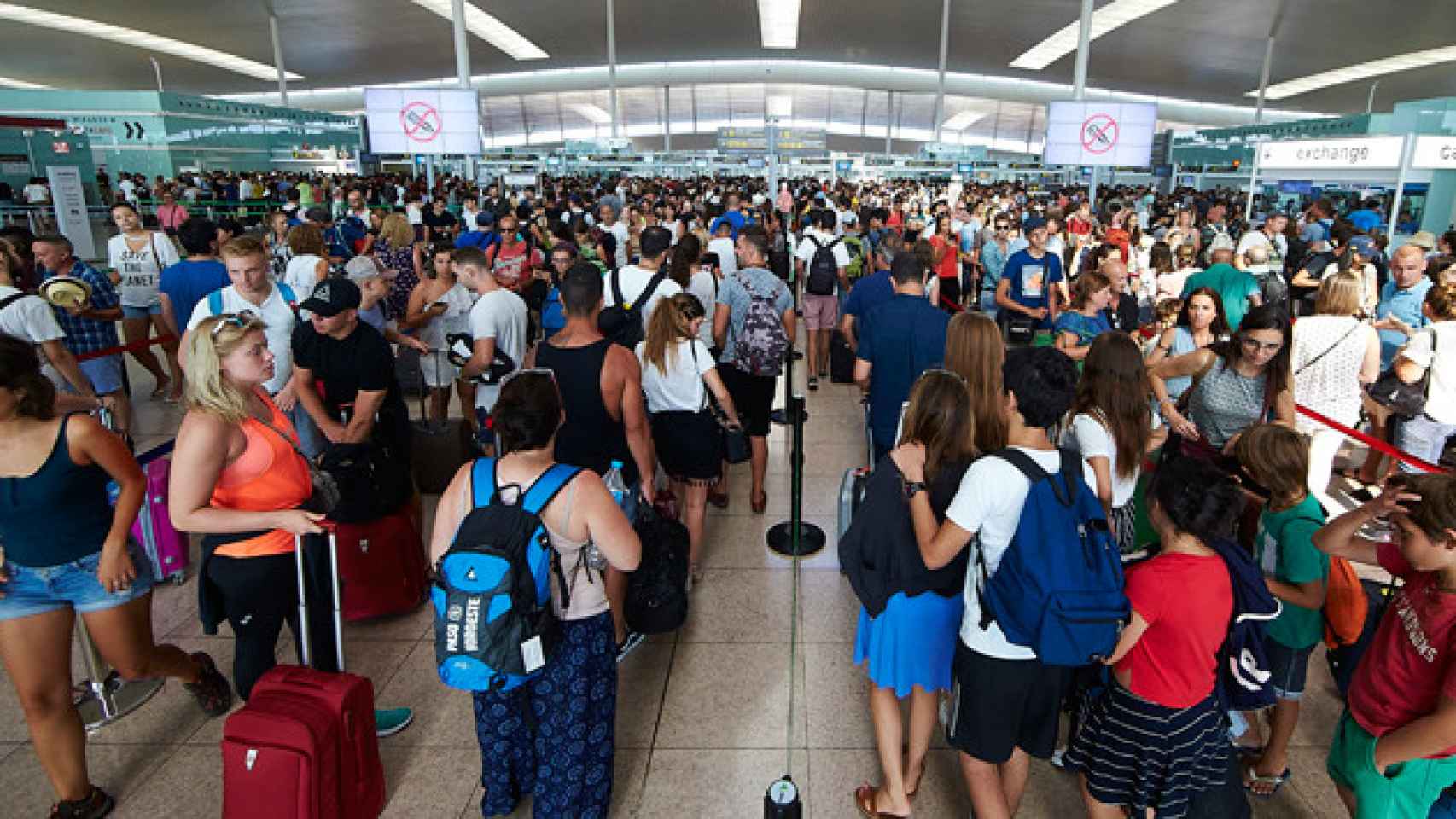 Esperas en los arcos de seguridad del aeropuerto de El Prat el viernes por la tarde / EFE