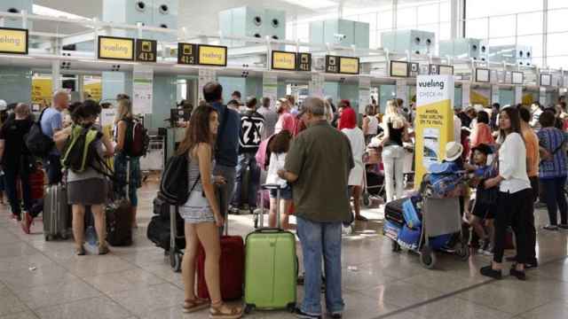 Colas de facturación en los mostradores de Vueling en la Terminal 1 del Aeropuerto de Barcelona-El Prat / CG