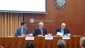 Marc Castells (i), representante de la Diputación de Barcelona; Miquel Valls (c), presidente de la Cambra de Comerç; y Martí Parellada (d), catedrático de economía de la Universitat de Barcelona.