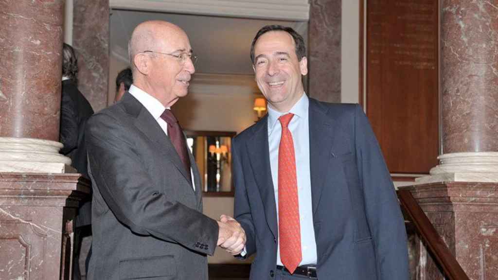 Gonzalo Gortázar (derecha), consejero delegado de Caixabank, y Alfonso Maristany (izquierda), presidente del Círculo Ecuestre.