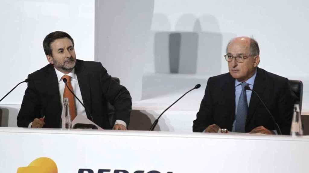 Josu Jon Imaz (izquierda), consejero delegado de Repsol, y Antonio Brufau (derecha), presidente de la petrolera.