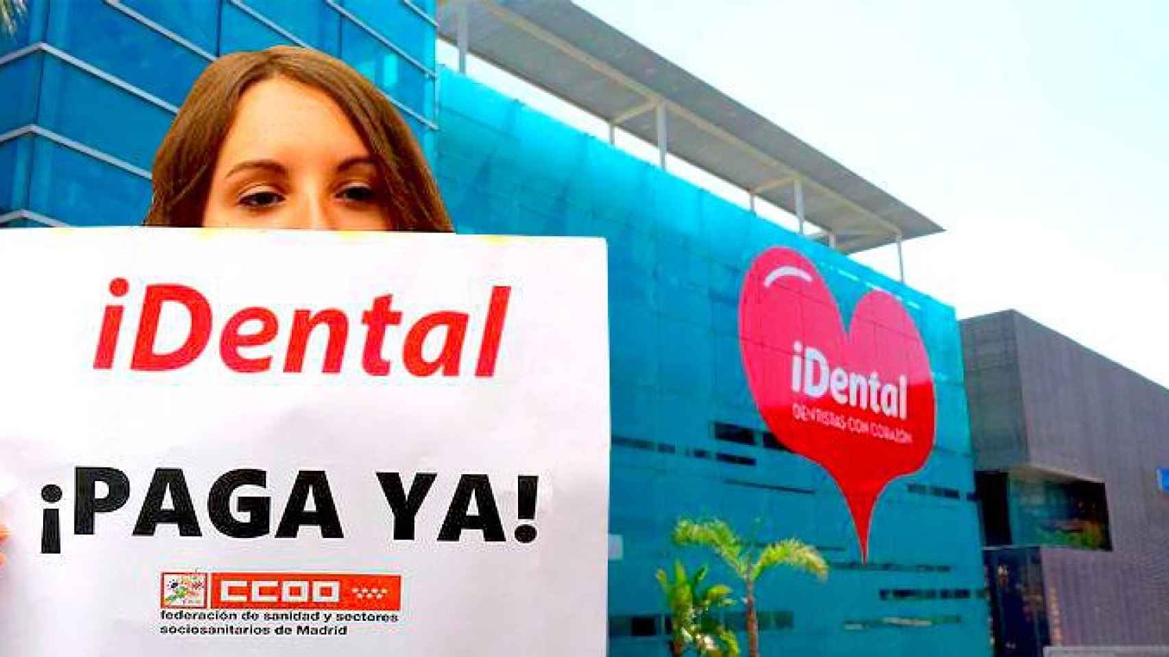 Una manifestante afectada por el escándalo de iDental con un cartel de protesta / FOTOMONTAJE DE CG