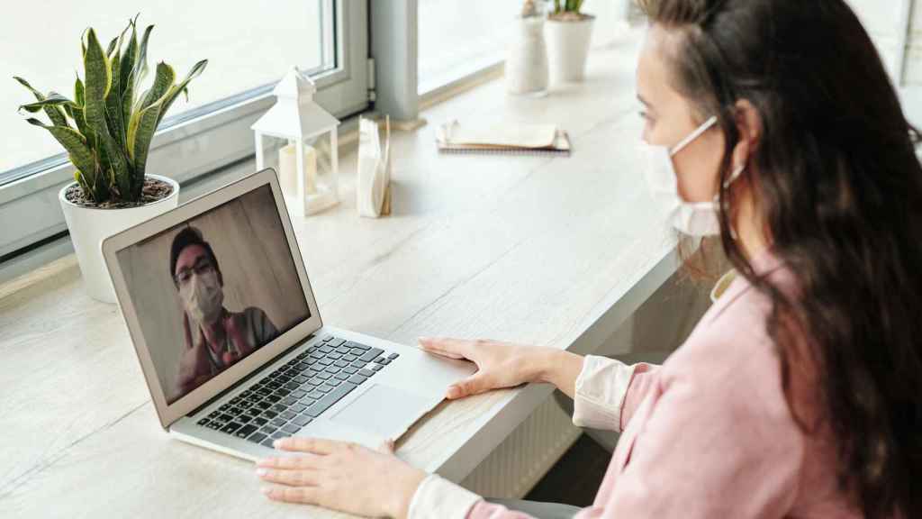 Una chica recibe asistencia médica virtual / PEXELS