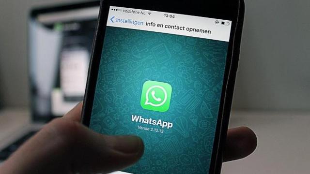 Un móvil con Whatsapp instalado