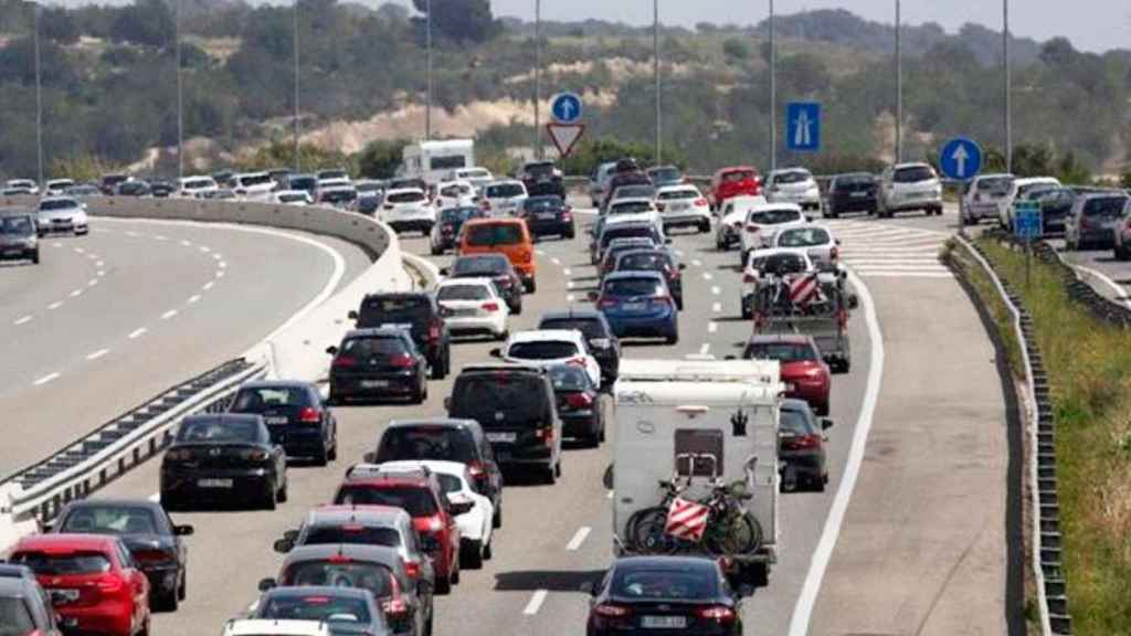 Imagen de colas anteriores en la autovía / EFE