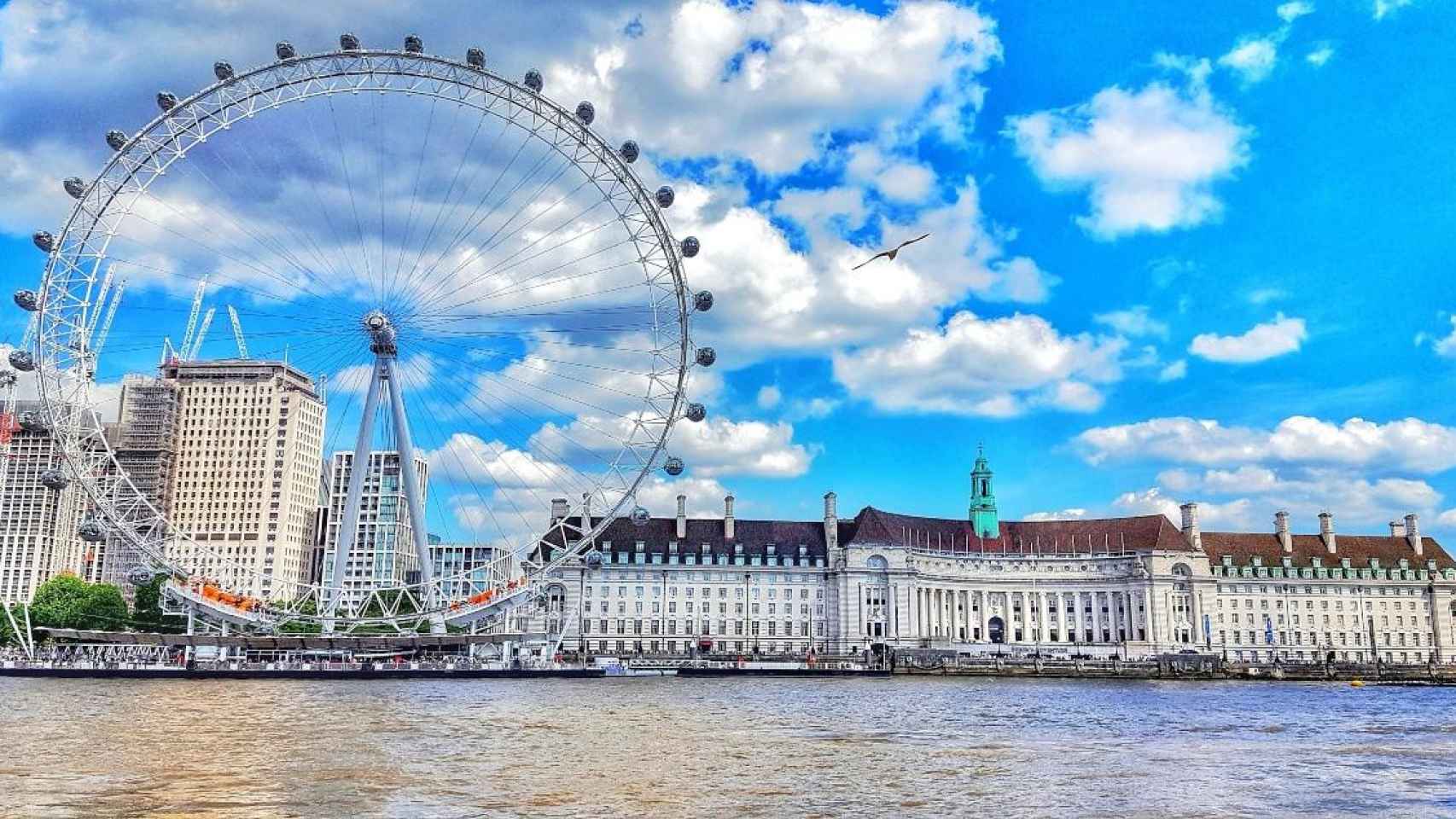 Londo Eye junto al río Támesis, una de las norias más conocidas del mundo / Ozgur Kara en UNSPLASH