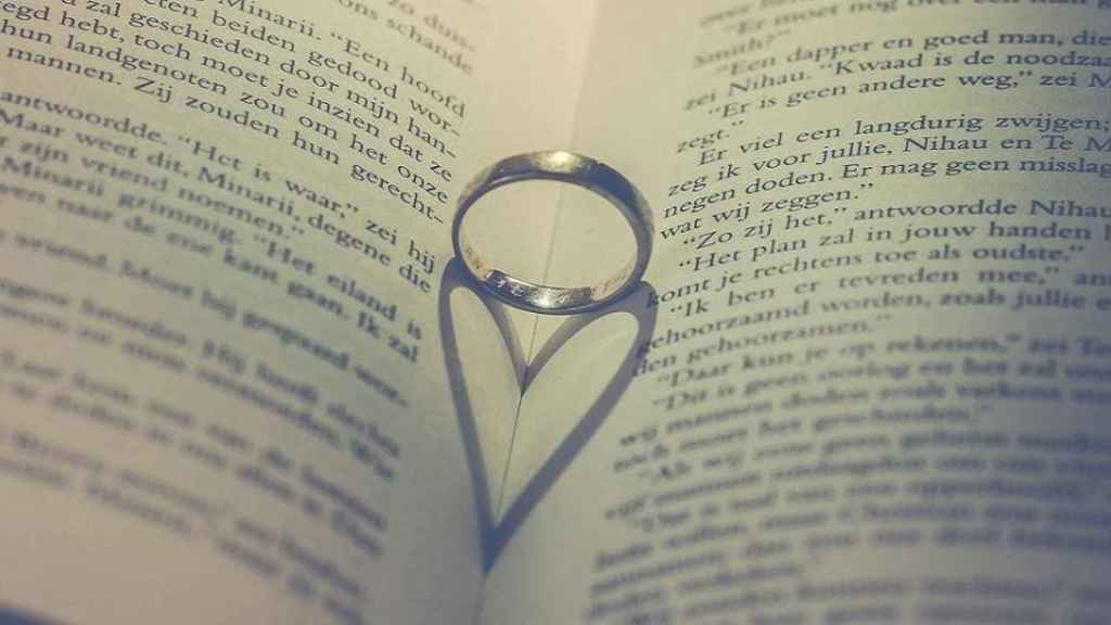 Un ejemplo de libro de novelas románticas con un anillo con forma de corazón / Ylanite Koppens EN PIXABAY