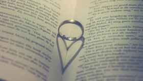 Un ejemplo de libro de novelas románticas con un anillo con forma de corazón / Ylanite Koppens EN PIXABAY