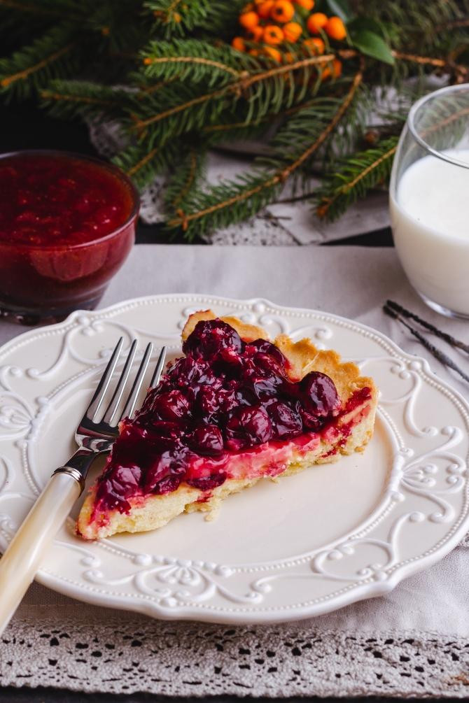 Una porción de tarta de cerezas / Alexander Mils en UNSPLASH