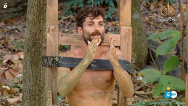 Alejandro Albalá celebra haberse librado de la nominación en 'Supervivientes' / MEDIASET