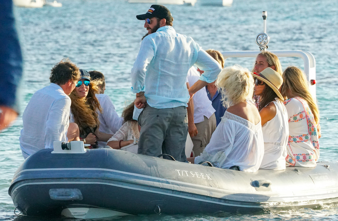 Borja Thyssen y Blanca Cuesta de vacaciones en Formentera junto a unos amigos / AGENCIAS