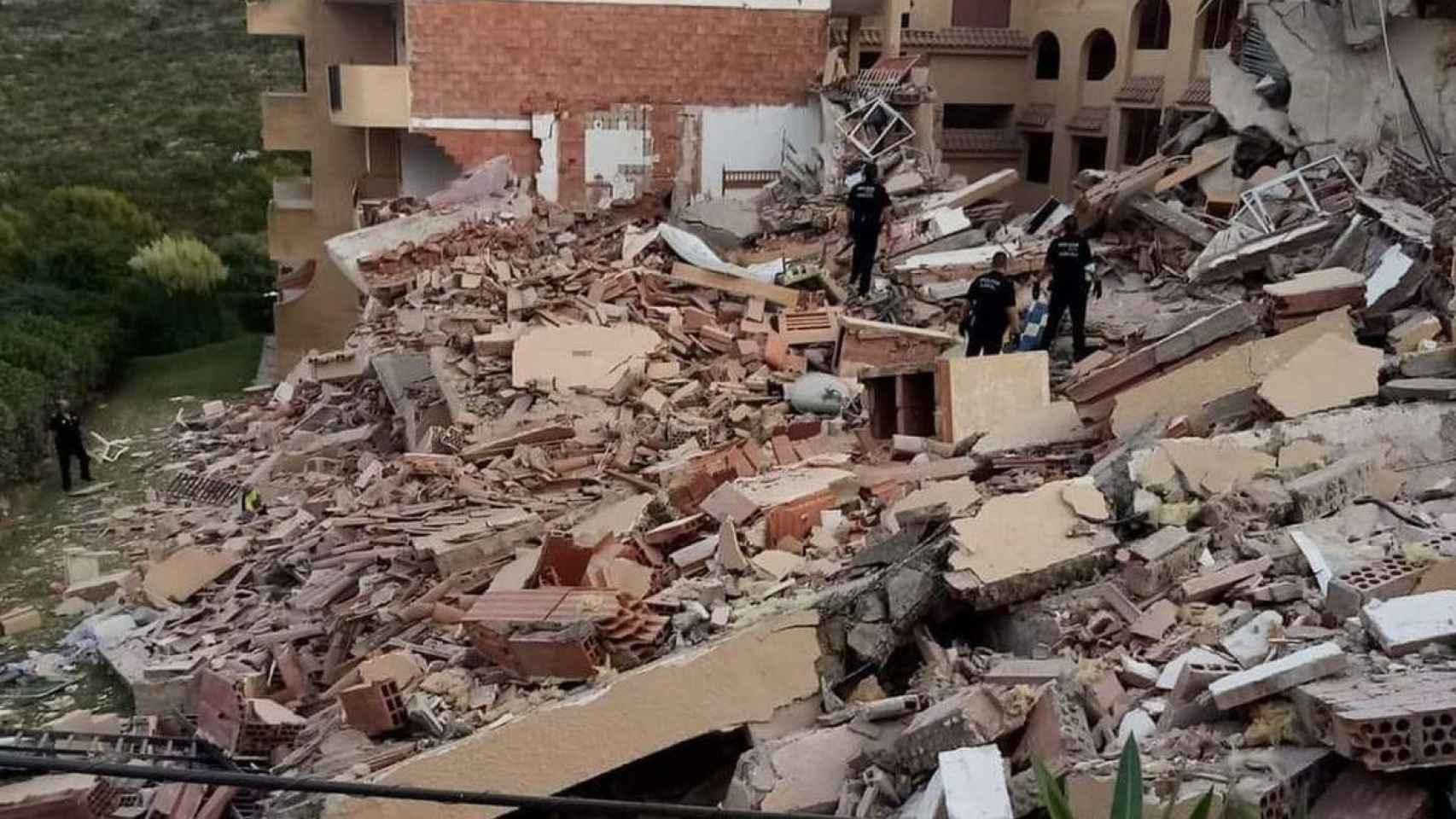 Bomberos en un edificio derrumbado / EFE