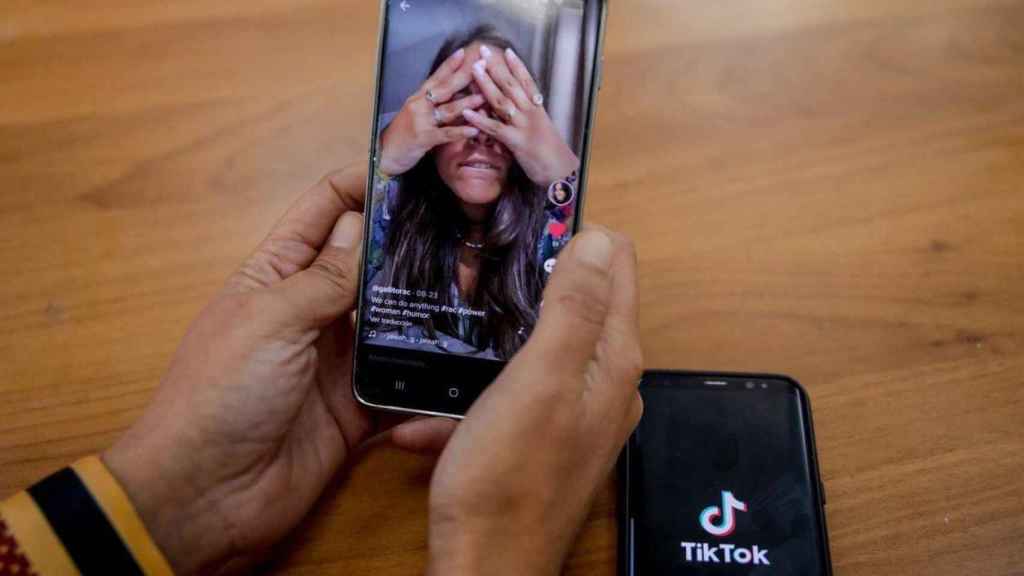 Una mujer se tapa el rostro en un vídeo de TikTok / EP