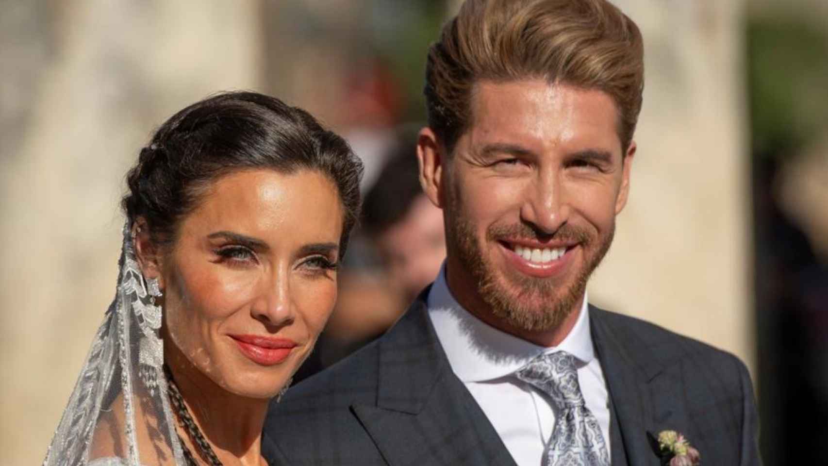 Sergio Ramos y Pilar Rubio a la salida de la catedral  /  EFE