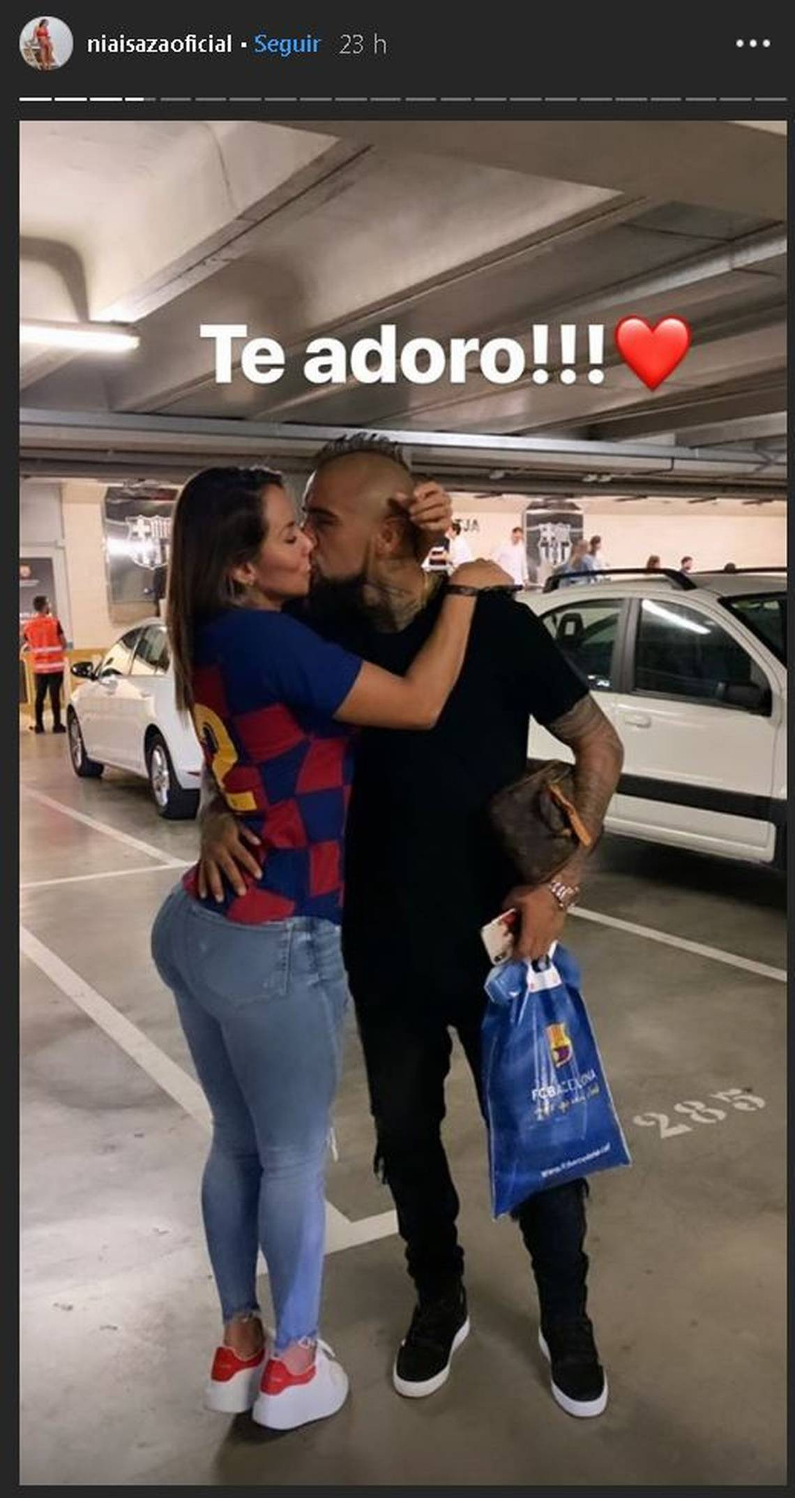 Sonia Isaza y Arturo Vidal se besan apasionadamente