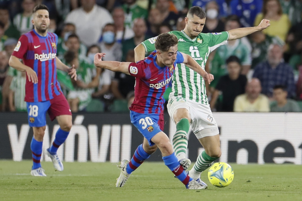 Gavi, protegiendo el balón antes de saber cómo ver al compañero en un Betis-Barça / EFE