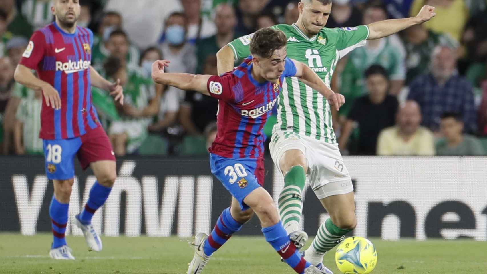 Gavi, protegiendo el balón antes de saber cómo ver al compañero en un Betis-Barça / EFE