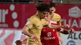 Fabio Blanco protege el balón en el empate del Barça B contra el Real Murcia FCB