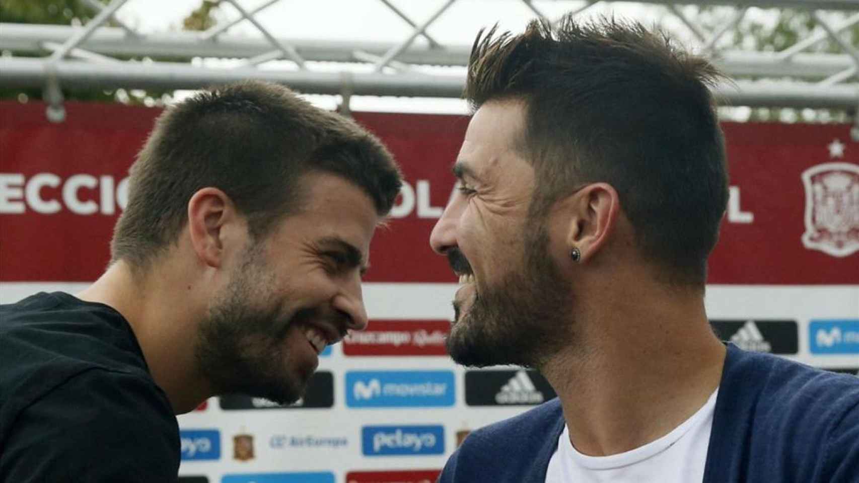 David Villa saluda a Gerard Piqué en un acto / EFE