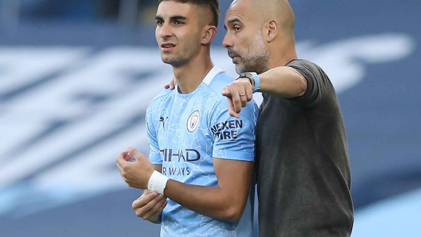 Pep Guardiola, dando instrucciones a Ferrán Torres / REDES