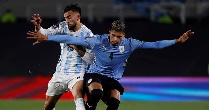 Ronald Araujo, central del Barça, en un partido con Uruguay / EFE